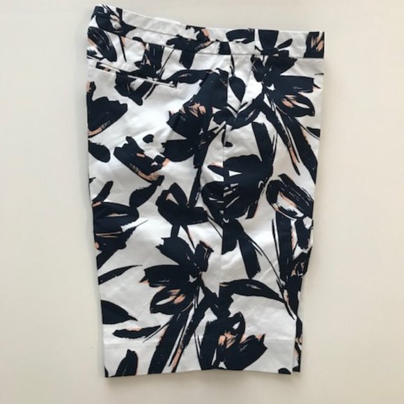 BANANA REPUBLIC Bermuda Shorts - NWOT - Picture 3 of 14